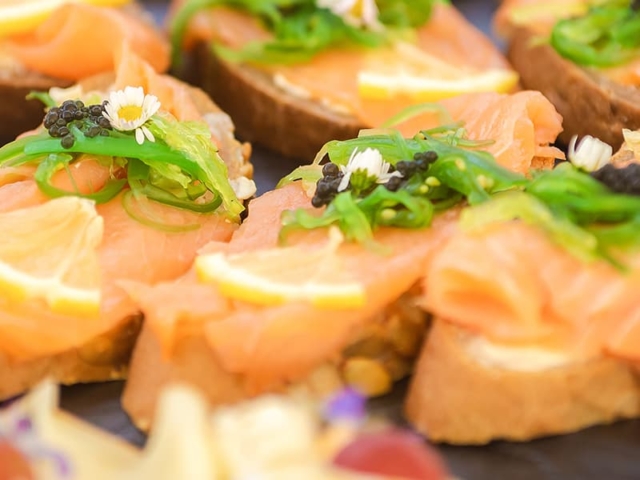 Blümchen Café Rochlitz Catering dekorierte Häppchen mit Lachs