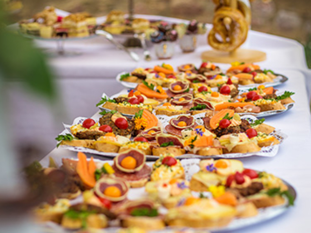 Blümchen Café Rochlitz Canapes auf Tafel angerichtet mit Brezeln im Hintergrund