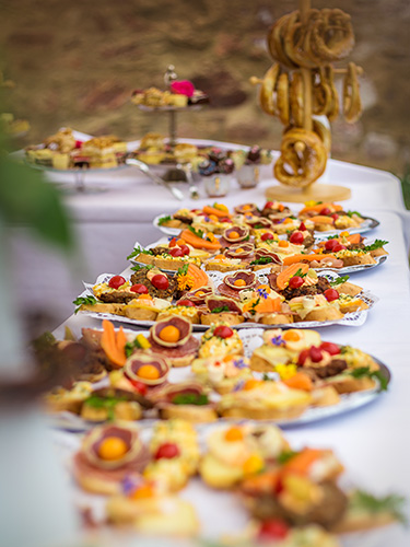 Blümchen Café Rochlitz Canapes auf Tafel angerichtet mit Brezeln im Hintergrund