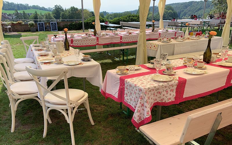 Blümchen Café Rochlitz gedeckte Tafel im Freien