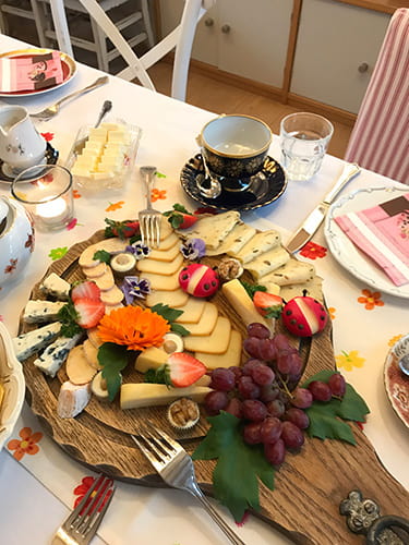 Blümchen Café Rochlitz Käseplatte innovativ dekoriert mit Marienkäfern aus Käse und Obst