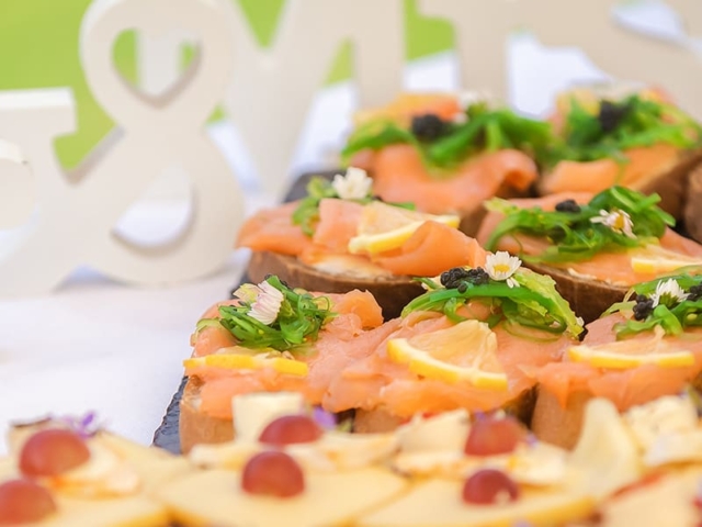 Blümchen Café Rochlitz Canapes auf einem Tisch liegend mit zwei Schildern "Mr" & "Mrs" im Hintergrund