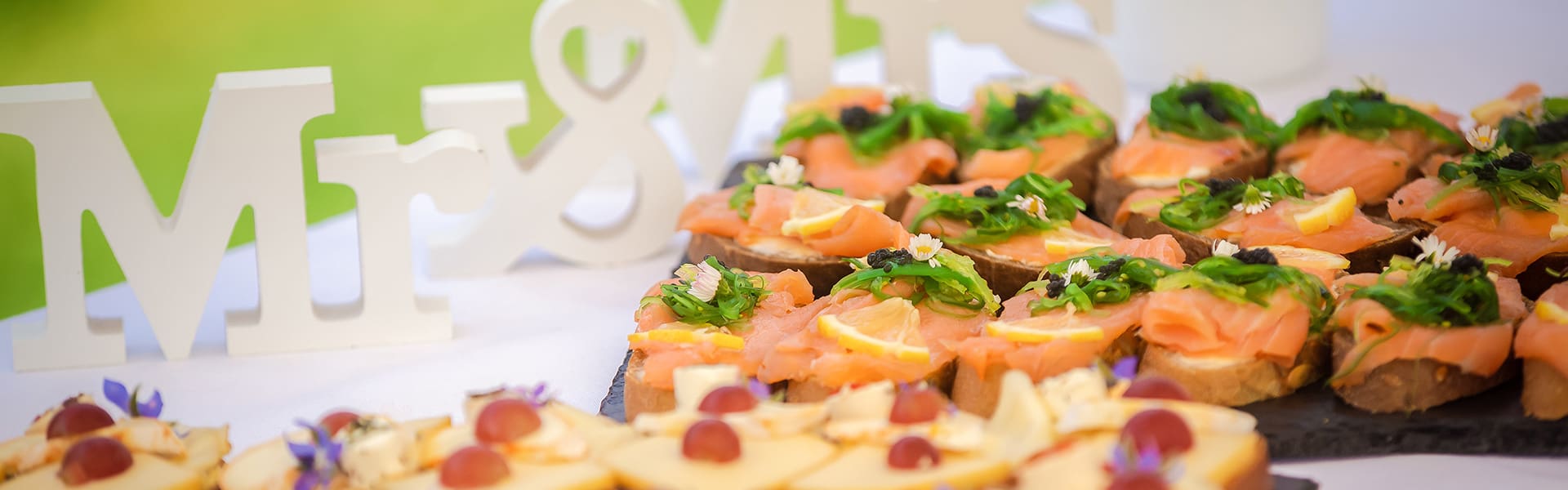 Blümchen Café Rochlitz Canapes auf einem Tisch liegend mit zwei Schildern 