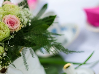 Blümchen Café Rochlitz hübscher Blumenstraße in einem Porzellankännchen auf einem gedeckten Tisch