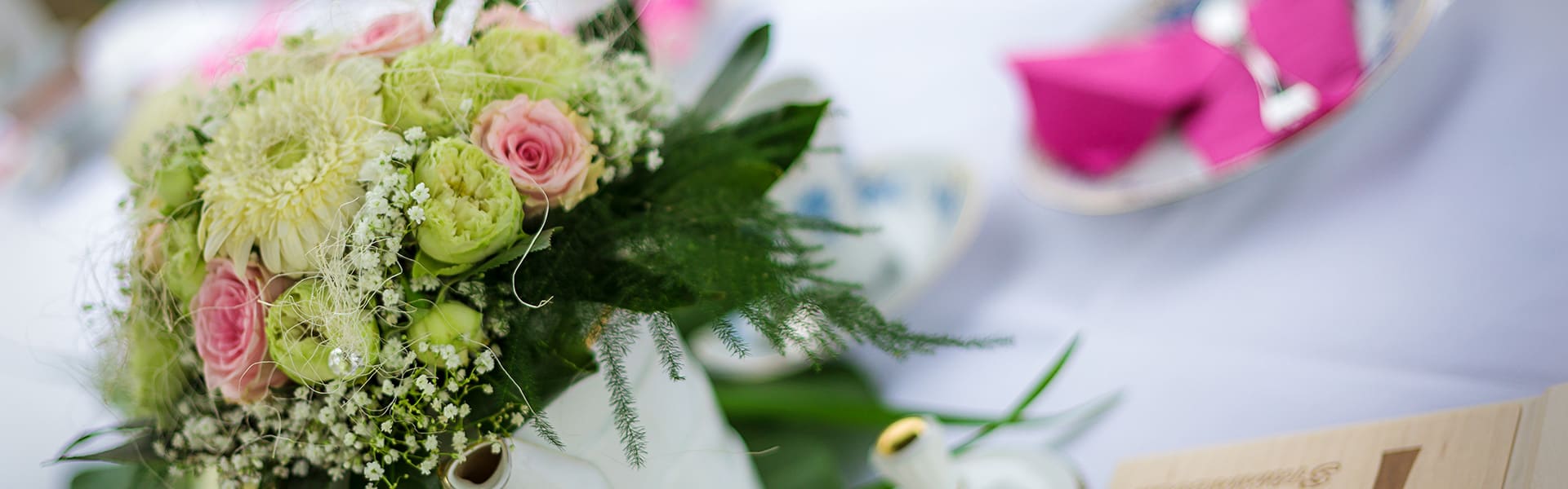 Blümchen Café Rochlitz hübscher Blumenstraße in einem Porzellankännchen auf einem gedeckten Tisch