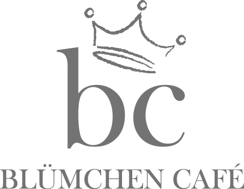 Blümchen Café Rochlitz Logo Schriftzug "bc" mit gezeichneter Krone darüber in Grau