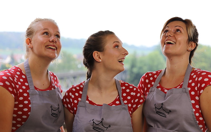 Blümchen Café Rochlitz Team auf der Terrasse mit einem Lächeln im Gesicht